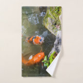 Poisson Koi dans un étang (Serviette à main)