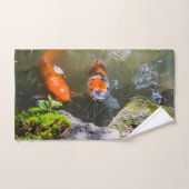 Poisson Koi dans un étang (Serviette à main)