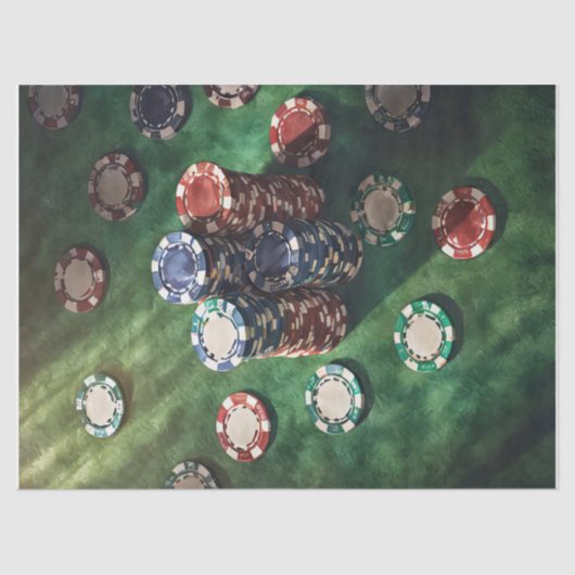 Poker chips gestapeld op vilt, gaming tissuepapier (Voorkant)