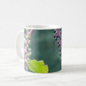 Pokeweed met rijpende bessen koffiemok (Voorkant links)