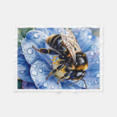Polaire Abeille sur couverture de fleur bleue (Devant (Horizontal))