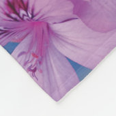 Polaire Fleur pourpre sur la couverture d'ouatine de gris (Coin)