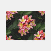 Polaire Le Plumeria rose et jaune fleurit la couverture (Devant (Horizontal))