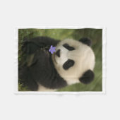 Polaire Mignon bébé panda tenant une fleur couverture bébé (Devant (Horizontal))