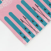 Polaire Skis bleus sur couverture rose (Coin)