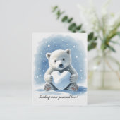 Polar bear in the snow with heart shaped snowball briefkaart (Staand voorkant)