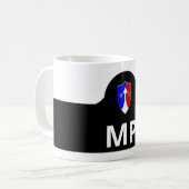 Police militaire Brassard Café Mug (Devant gauche)