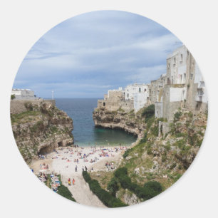 Polignano a Mare stadsstrand rond de sticker