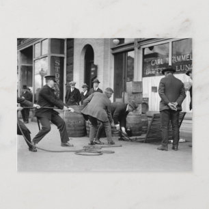 Politie beslaglegt illegale drank, 1923 briefkaart
