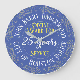 Politie met lange servicebekroonde jaren met diens grote klok