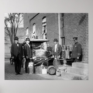 Politieman Met In Beslag Genomen Stills, 1922. Oud Poster