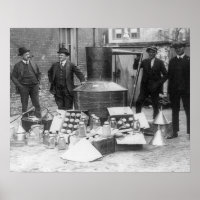 Politieman Met In Beslag Genomen Stills, 1922. Oud