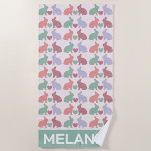 Polka Dot Bunnies Pattern op Roze Gepersonaliseerd Strandlaken