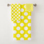 Polka Dot Patroon Geel: Groot wit Bad Handdoek (Insitu)