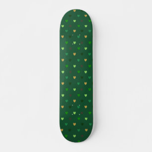 Polka harten op bosgroen skateboard