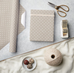 Polka-punten op een getextureerd beige cadeaupapier