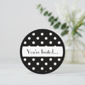 Polkadot blanc noir doux invitations 16 cercles (Debout devant)