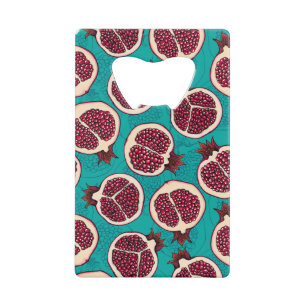Pomegranaatplakken op turquoise kredietkaart flessenopener