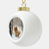 Pomeranian liet het sneeuwKerstmis Keramische Bal Ornament (Rechts)