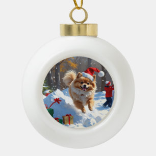 Pomeranian rent in de sneeuw met kerstmuts keramische bal ornament