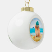 Pommerse Hond op het strand Keramische Bal Ornament (Links)