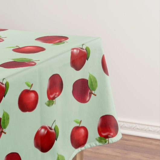 Pommes rouges sur une nappe vert clair (In Situ)