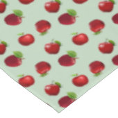 Pommes rouges sur une nappe vert clair (Angle)
