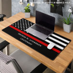 Pompier Personnalisé Mince Ligne Rouge<br><div class="desc">Mince Red Line Firefighter Desk Mat - drapeau américain dans les couleurs du drapeau Firefighter, design moderne noir et rouge. Personnalisez avec le nom et le rang des pompiers. Ce tapis de bureau personnalisé pour pompier est parfait pour les services d'incendie et de pompiers et pompier. DROIT D'AUTEUR © 2023...</div>