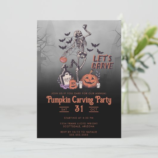 Pompoen Carving Party Custom Skelet Halloween Kaart (Staand voorkant)