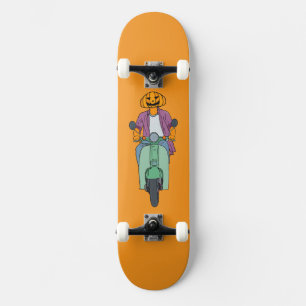 Pompoenrijder op mintgroene scooter skateboard
