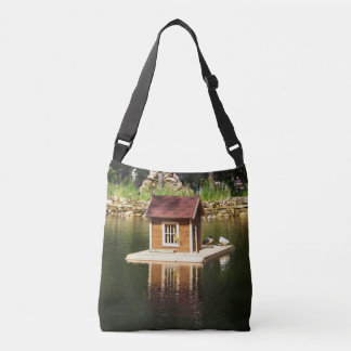 Pond met vogelhok en aardverschuiving crossbody tas