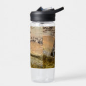 **"Pondside Feest: een otter en zijn vangst"** Waterfles (Links)