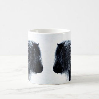 Poneys de Shetland dans la tasse d'hiver