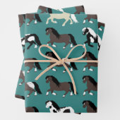 Ponies enveloppant des feuilles de papier (En situation)