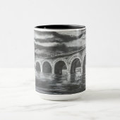 Pont au-dessus de tasse préoccupée de l'eau (Centre)