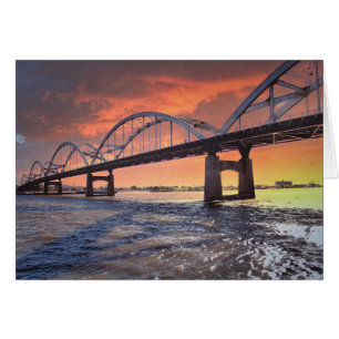 Pont centennal au coucher du soleil