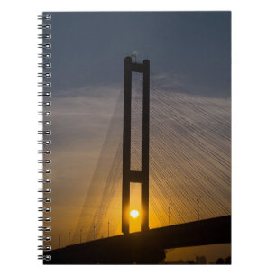 Pont dans une spirale d'or carnet de foto