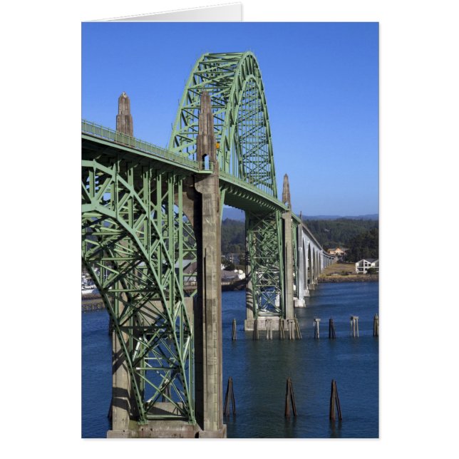 Pont de la baie de Yaquina qui enjambe la baie de  (Devant)