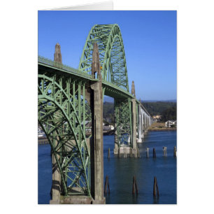 Pont de la baie de Yaquina qui s'étend sur la baie