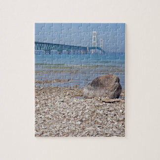 Pont de Mackinac avec le puzzle de roche