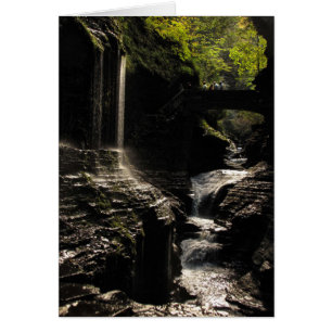 Pont en arc-en-ciel à la carte vierge de gorge de