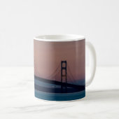 Pont Mackinac À Dusk Coffee Mug (Devant droit)