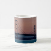 Pont Mackinac À Dusk Coffee Mug (Centre)