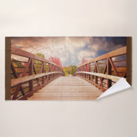 Pont rustique en bois dans le pays