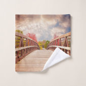 Pont rustique en bois dans le pays (Gant de toilette)