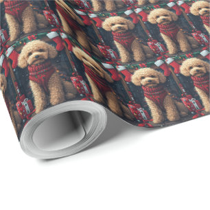 Poodelhond met kerstcadeaus bij de open haard cadeaupapier