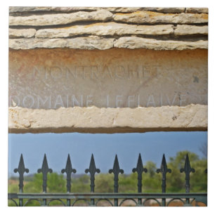 Poort en sluitsteen gegraveerd met Montrachet, Tegeltje