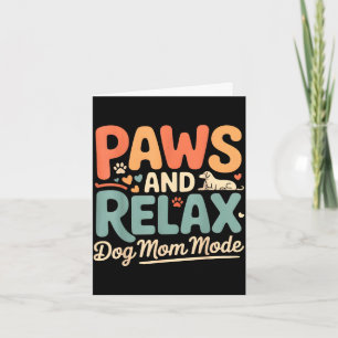 Pootjes en ontspan hond moeder modus gelukkige moe kaart