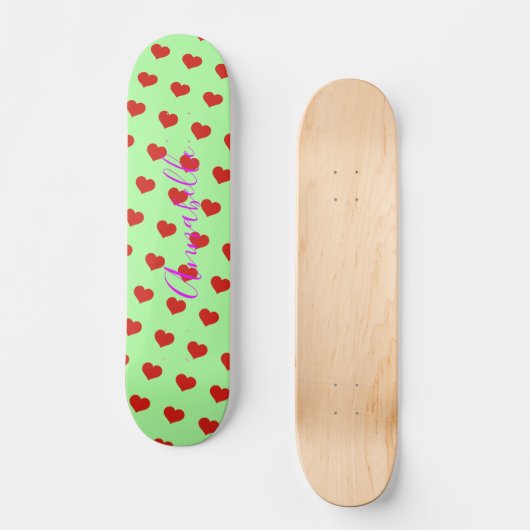 Pop Art Red Heart Pattern over groene achtergrond Skateboard (Voorkant)