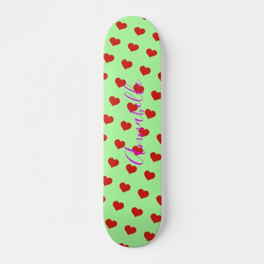 Pop Art Red Heart Pattern over groene achtergrond Skateboard (Voorkant)